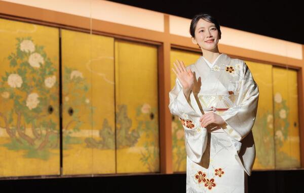 吉岡里帆、白の着物姿で降臨　縁深い大覚寺「父と一緒に絵を描きに行った思い出が」