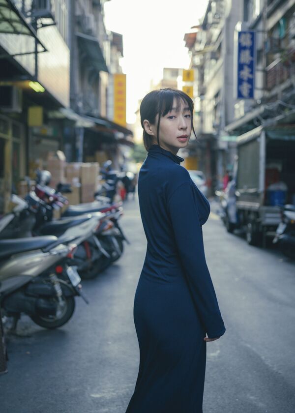 酒井若菜 、13年ぶり写真集発売決定　白のランジェリーショットを公開