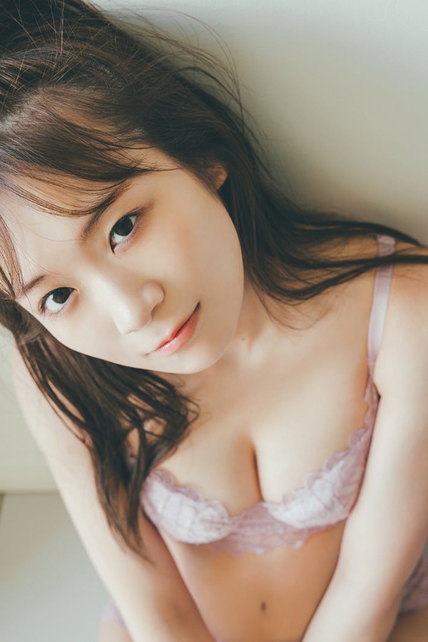 【画像】乃木坂46・秋元真夏、卒業記念写真集発売　美谷間くっきりピンクのランジェリー姿解禁