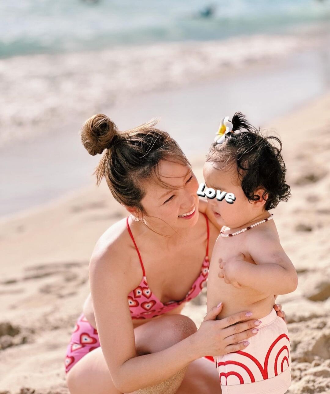 【画像】Dream Ami、ピンクの水着姿で息子と2ショット披露「ママなのにスタイル抜群」