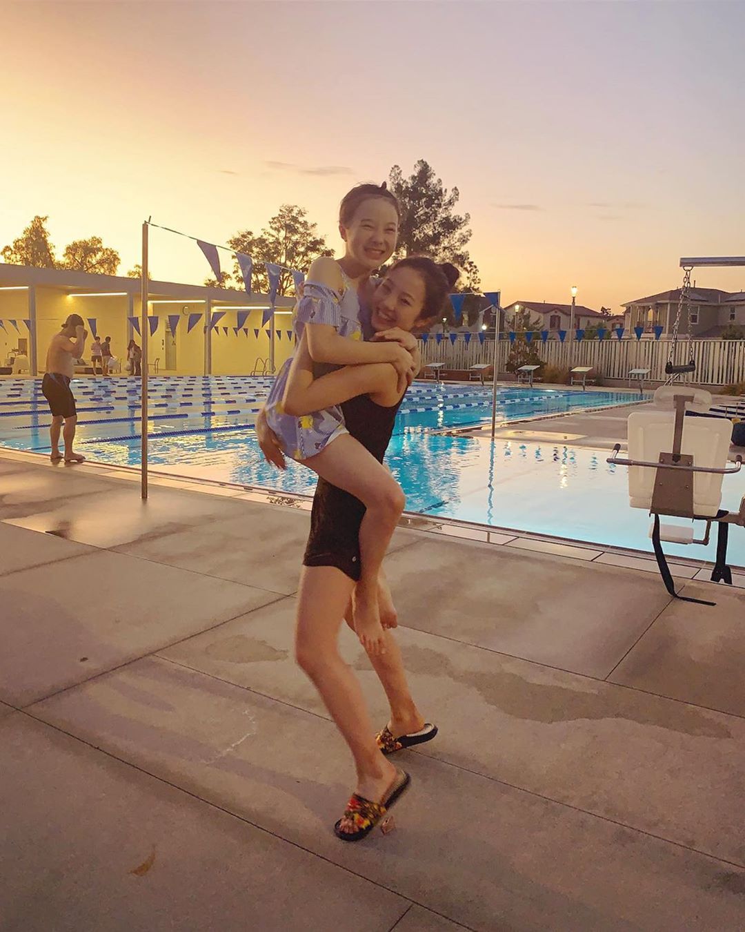 画像】本田真凜＆紗来姉妹の“水着姿抱っこショット”に「天使」「スタイルハンパねぇ」の声 : げ～せわニュース速報！！