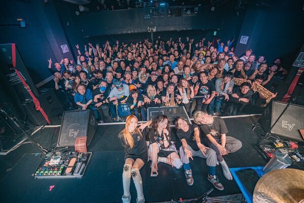 ガールズバンドメンバー、客席ダイブで胸触られる痴漢被害に激怒「絶対見つけるから」