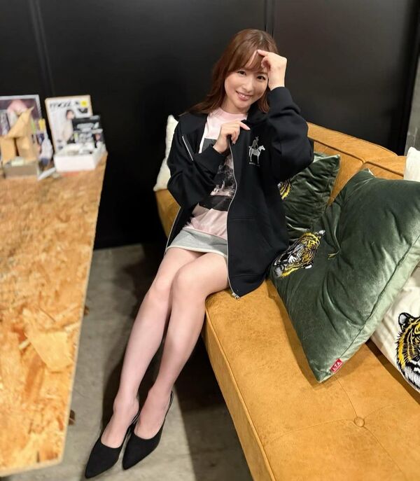 皆藤愛子、“美太もも”あらわな生脚披露 「こんなミニ珍しい！」「スカート短すぎやばい」