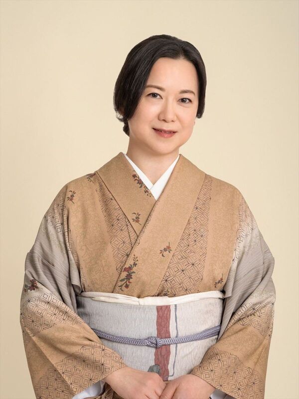 【画像】和久井映見さん(55)、俳句の夏井先生みたいになる