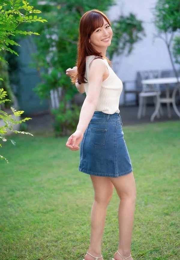 皆藤愛子、ノースリ＆ミニスカ姿を公開「神コーデ」「反則です」「眩しすぎる」と反響