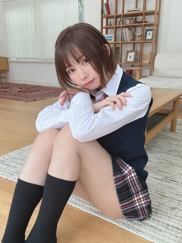 【画像】えなこ(29)、超ミニスカ制服でJKコスプレ　ファン「まだまだJKイケる」