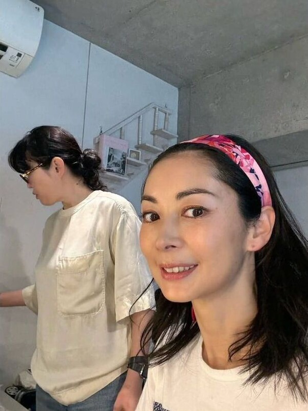「エルメスさん再臨！」  海外移住48歳になった女優・伊東美咲の近影に反響  「若い時に戻ってきたみたい」