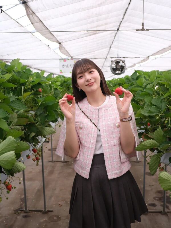 【画像】足立梨花さん(33)、 スタンプでパンツを隠す