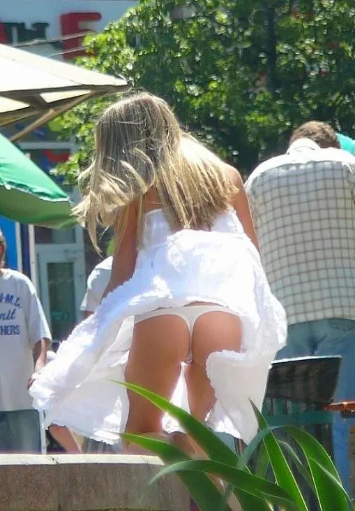 【動画】ロシアの美人お天気キャスターさん、中継中に見せパンが見えてしまう 3