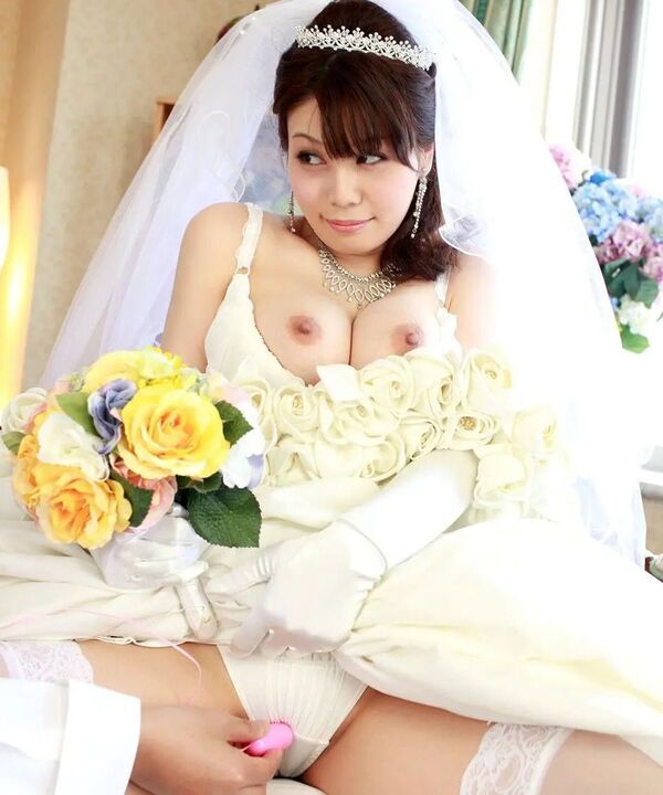 【画像】バドミントン・桃田賢斗さん、結婚式で奥様の胸出しが身内から物議 9
