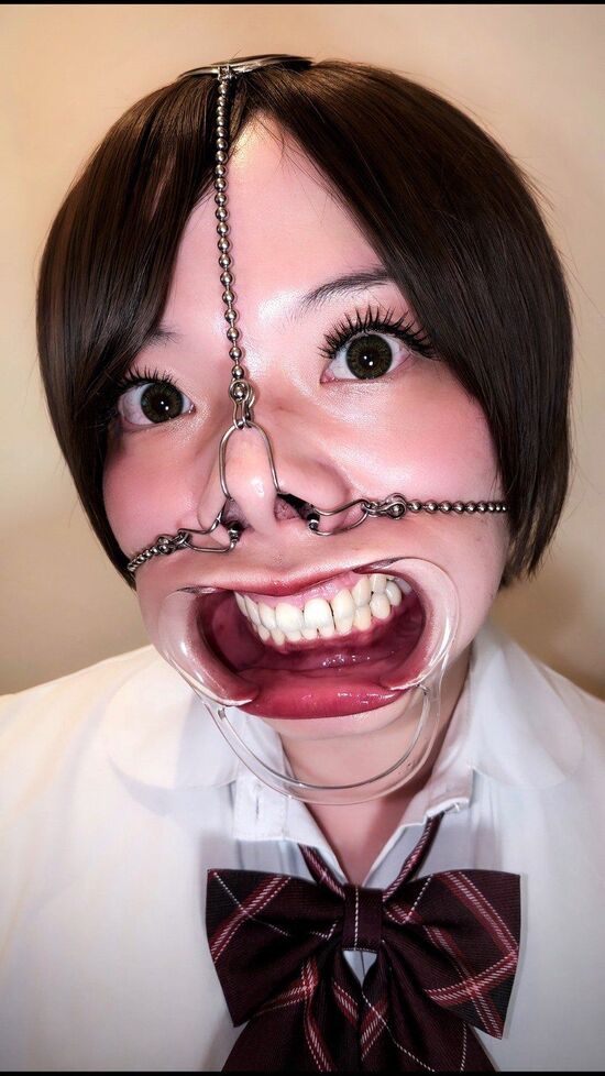 【画像】SMプレイ用の鼻フックを装着した女さん、怖いけどエロい