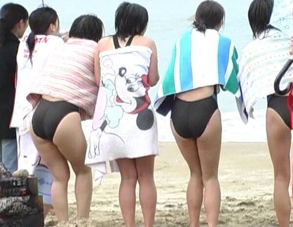 【画像】毎年恒例の寒中水泳、エロすぎ 3