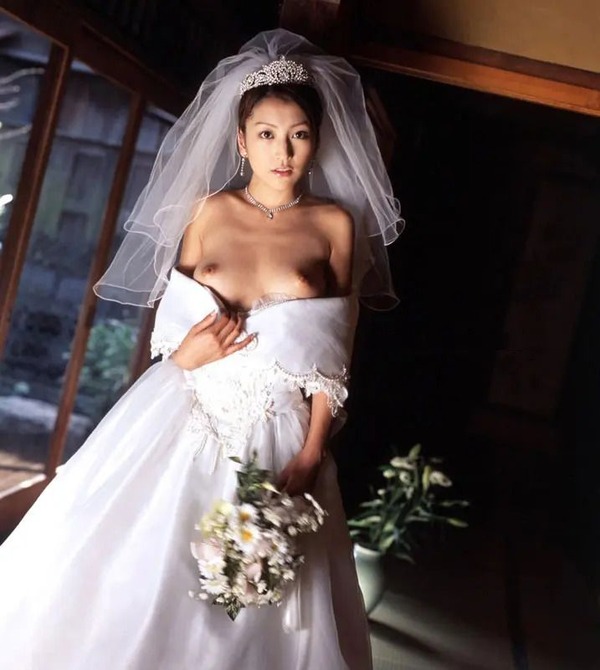 【画像】バドミントン・桃田賢斗さん、結婚式で奥様の胸出しが身内から物議 17