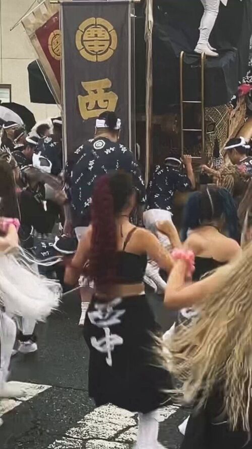 【動画】南大阪のだんじり、ガチでレベチ 山車の周りでギャルが踊り狂う