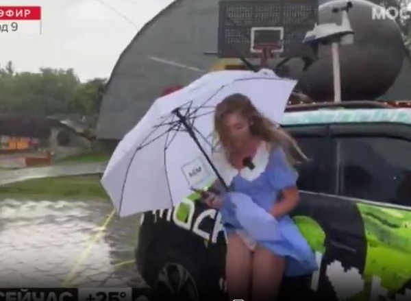 【動画】ロシアの美人お天気キャスターさん、中継中に見せパンが見えてしまう