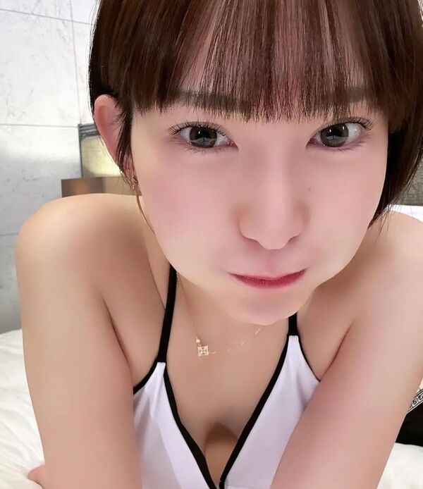 全裸シャンパンタワーの一番上・丸の内OLレイナが動画公開　参加理由を「ビジネスチャンス狙い」と説明し炎上再燃