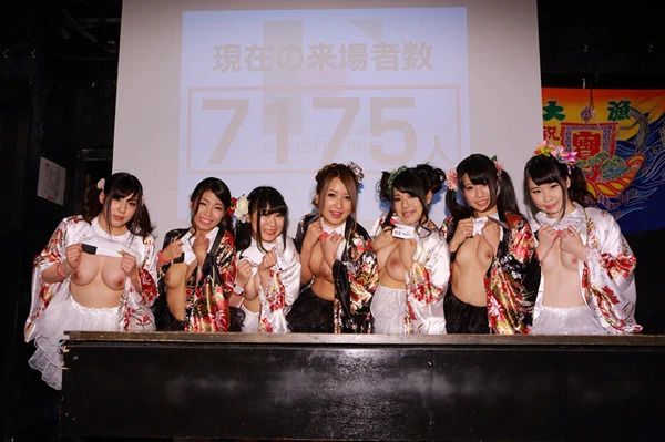 【画像】女の子のお乳が揉める「おっぱい募金」とかいう神イベント 13