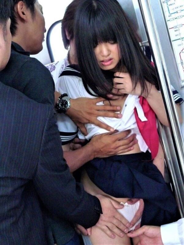 【動画】小指でひたすらJKの生腕に触れようとするキモジジイ激写される 17