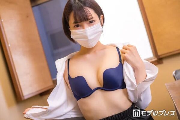 人間シャンパンタワーの丸の内OLレイナさん、AVデビュー！ 18