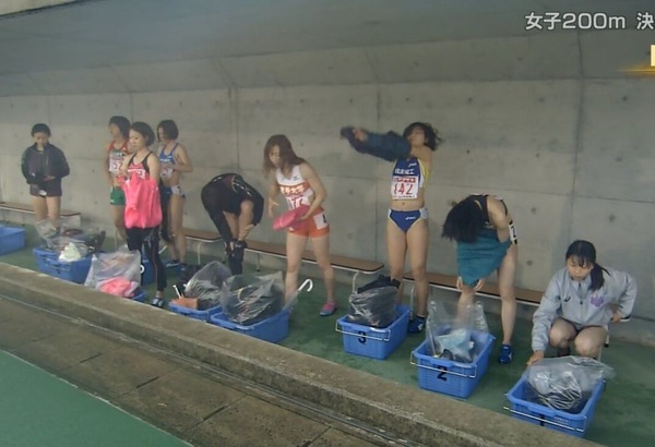 陸上部JK「胸がAカップから急にEカップになって走るたびに胸が揺れて本当にしんどい…」 15