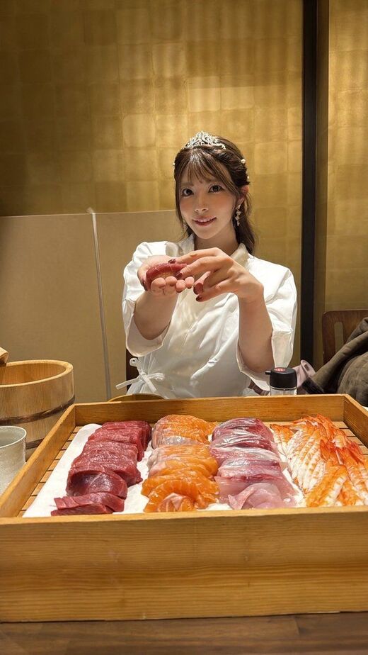 元A●女優の上原亜衣さんが寿司を握る→「女は寿司握るな」→1.6万いいね