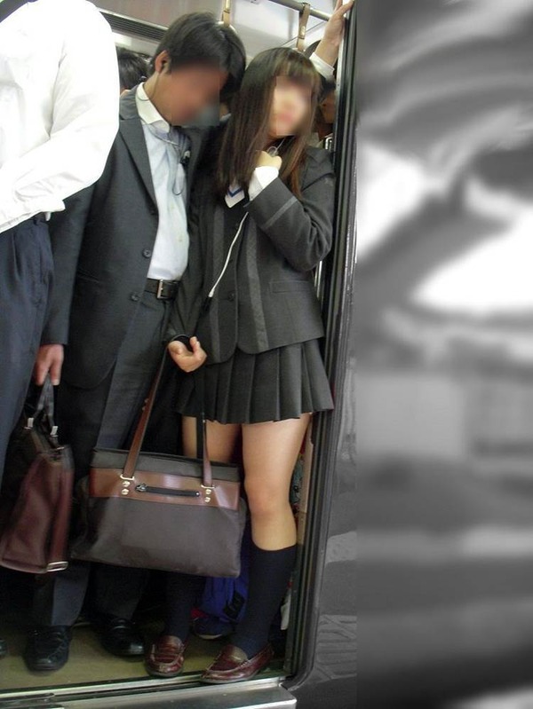 【動画】小指でひたすらJKの生腕に触れようとするキモジジイ激写される 8
