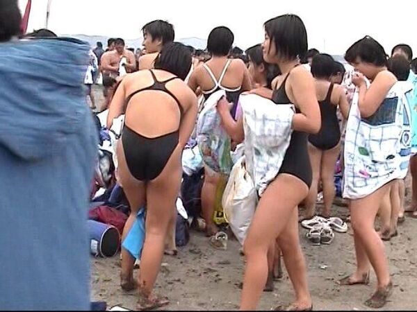 【画像】毎年恒例の寒中水泳、エロすぎ 13