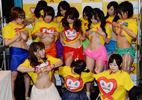 【画像】女の子のお乳が揉める「おっぱい募金」とかいう神イベント 15