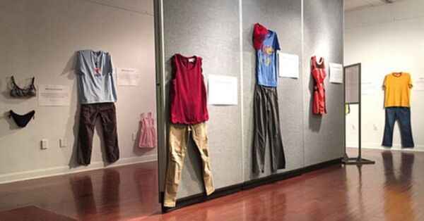 強姦魔「強姦はミニスカ履いてた女が悪い」レイプされた女性の服装展示会が催される 5