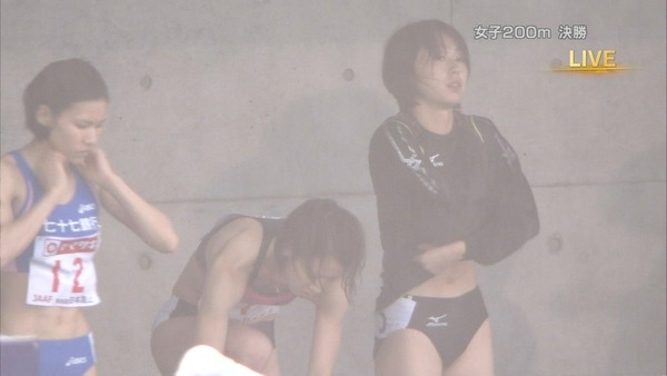 陸上部JK「胸がAカップから急にEカップになって走るたびに胸が揺れて本当にしんどい…」 14