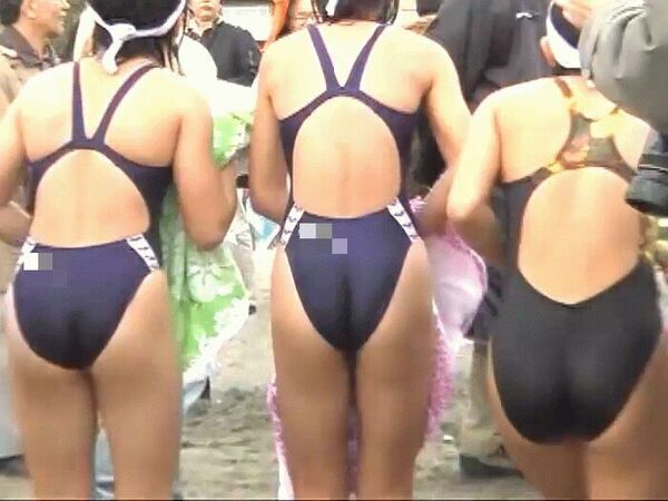 【画像】毎年恒例の寒中水泳、エロすぎ 5