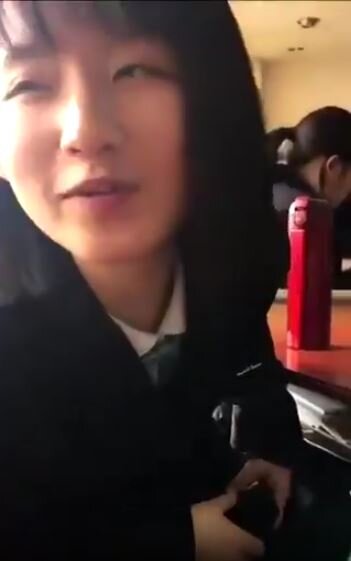【動画】女子高生、手コキのモノマネをして遊ぶ