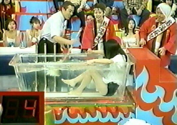 熱湯コマーシャル、着替え時間に間に合わず女の子2名がお○ぱい丸出し
