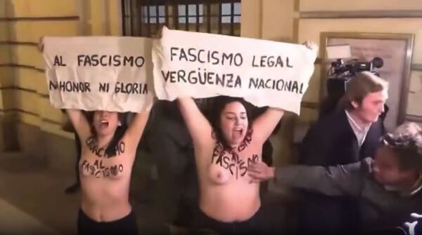 【動画】トップレスで抗議する女性のおっぱいを果敢に触りに行くおっさん