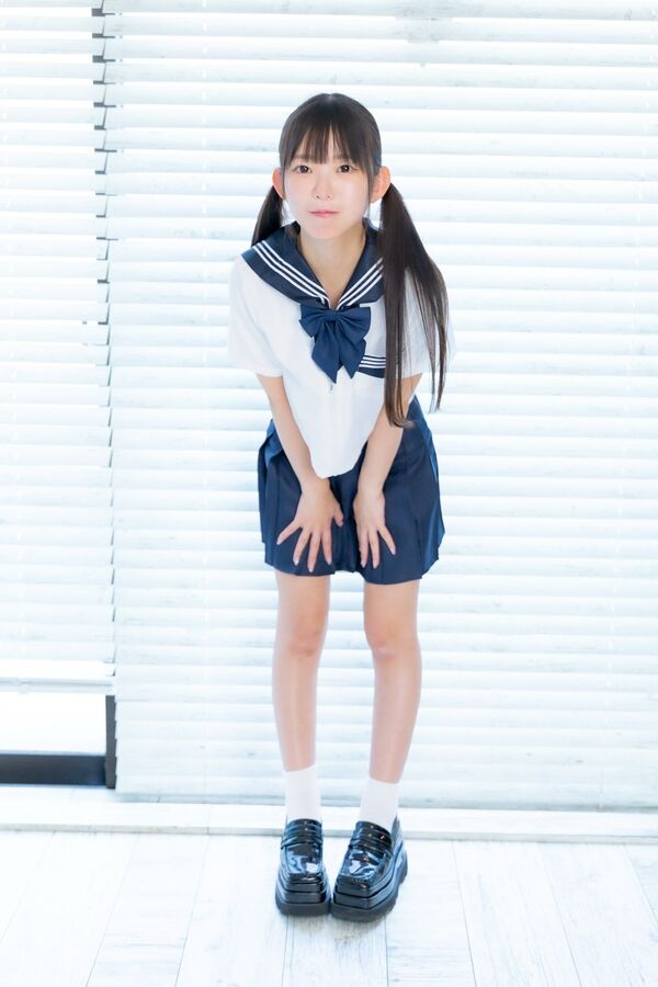童顔Fカップグラドル・長澤茉里奈、30歳セーラー服姿に反響「中学校に入学ですか？」「全然違和感ない」