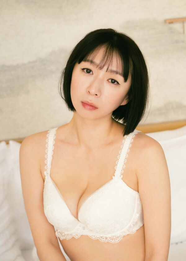 酒井若菜、13年ぶり写真集で下着姿披露も異例の注意喚起「元グラドル感、露出感、エロ感を想像する方にお勧めしません」