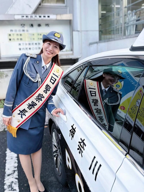 皆藤愛子、一日警察署長の凛々しい制服姿に「綺麗な署長さん」「めちゃくちゃ美人」