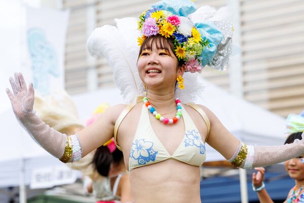 【画像】日本人体型の女性がサンバの衣装を着るとすごくエロい
