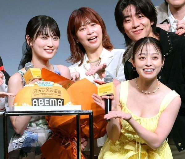 橋本環奈、“胸元ざっくり”ドレス姿　1話15分ドラマ主演で地上波イメージ払しょくへ