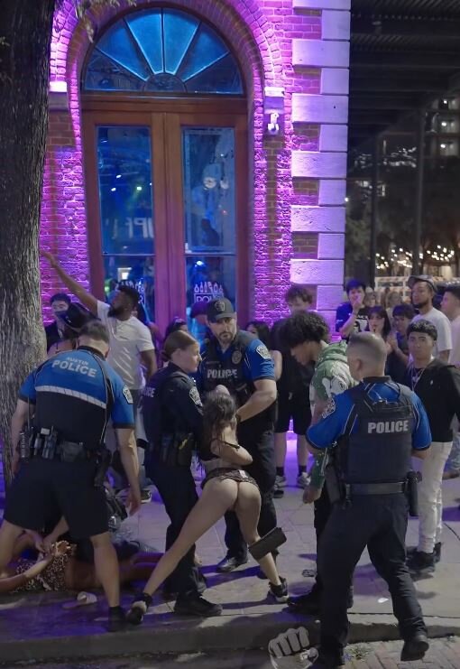 【動画】白人女さん、現行犯逮捕されている最中にもかかわらず、お尻フリフリしまう