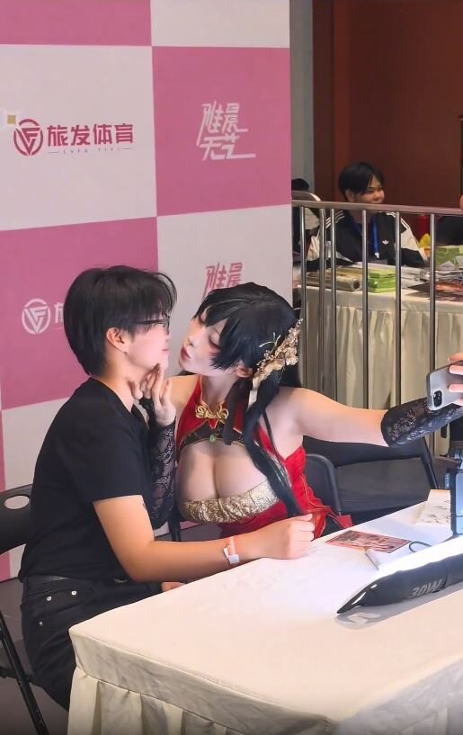 【動画】中国のコスプレイベント、ドスケベすぎると話題に
