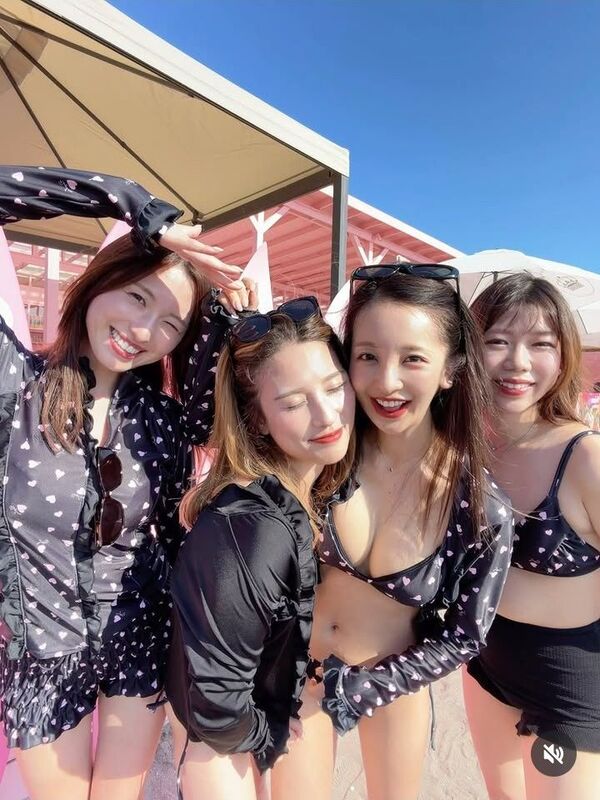 板野友美(35)、大胆なビキニ姿を披露し騒然 「子どもいるの？」「露出は控えた方が…」「水着姿、素敵」