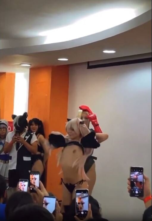 【動画】 コスプレイヤーさん、イベント会場で自分だけ目立とうとして乳を晒してしまう