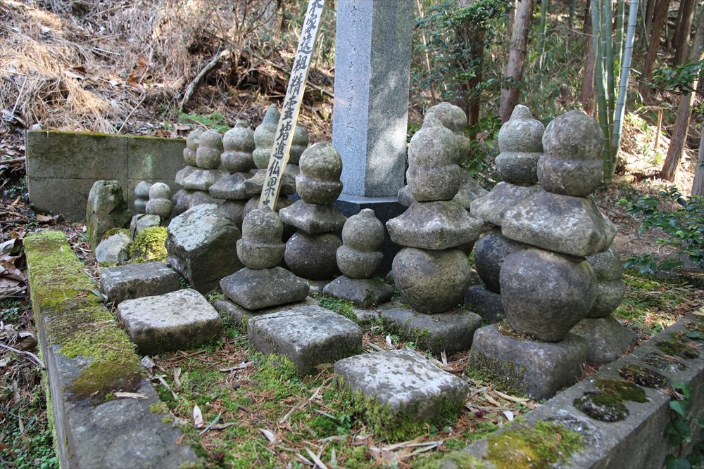 中世の五輪塔がズラリ 御領の古代ロマンを蘇らせる会