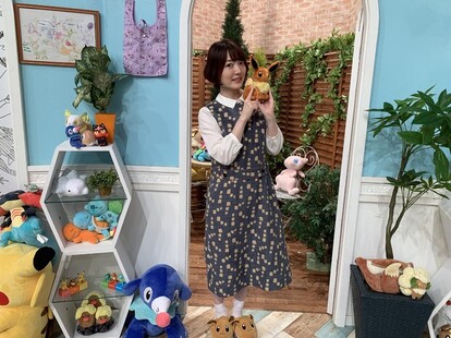 アニポケのコハル役をつとめる花澤香菜。イーブイと一緒に記念写真!!