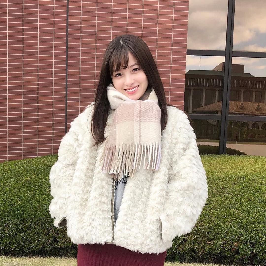 芸能 橋本環奈 21歳 桜に囲まれた白いワンピース姿に めっちゃ絵になる カレンダー のオフショット 画像 芸能とくダネ