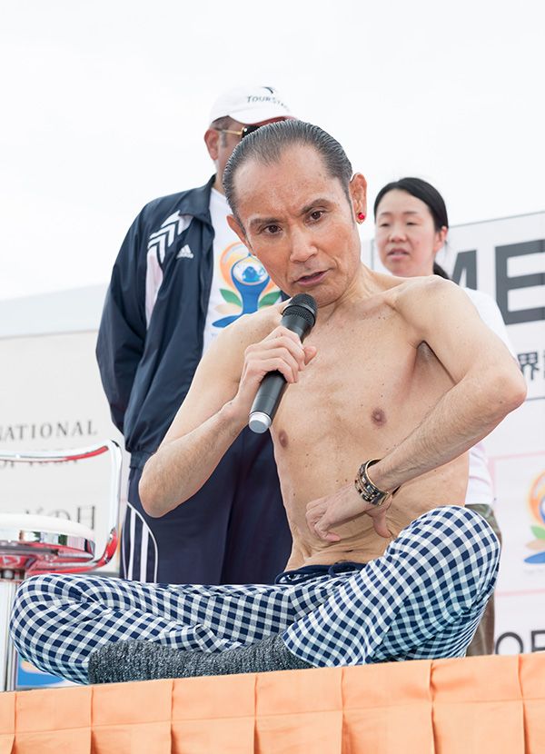 画像 片岡鶴太郎65歳 撮影態勢 ヨガ生活に マッチで す 気になる芸能ニュース 画像 片岡鶴太郎65歳 撮影態勢 ヨガ生活に マッチで す 気になる芸能ニュース