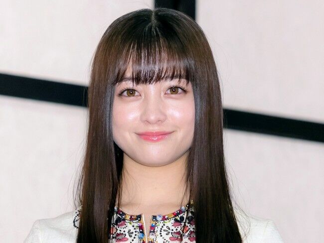 マジ犬 橋本環奈 三つ編み姿でのドッグヨガ 気になる芸能ニュース マジ犬 橋本環奈 三つ編み姿でのドッグヨガ 気になる芸能ニュース