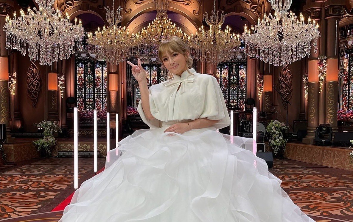 白ドレスでピースにファン絶賛 浜崎あゆみ 衝撃芸能スキャンダル 白ドレスでピースにファン絶賛 浜崎あゆみ 衝撃芸能スキャンダル