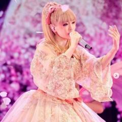 浜崎あゆみ、ピンクのドレス衣装に賛否の声「歌もステージも衣装も限界」